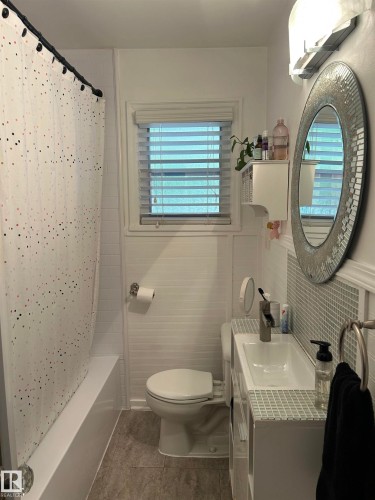 12203 124 Street Nw, Edmonton, AB - Indoor Photo Showing Bathroom