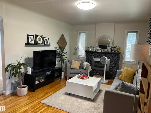 12203 124 Street Nw, Edmonton, AB - Indoor Photo Showing Living Room