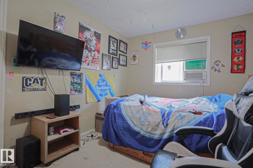 4506 154 Avenue Nw, Edmonton, AB - Indoor Photo Showing Bedroom