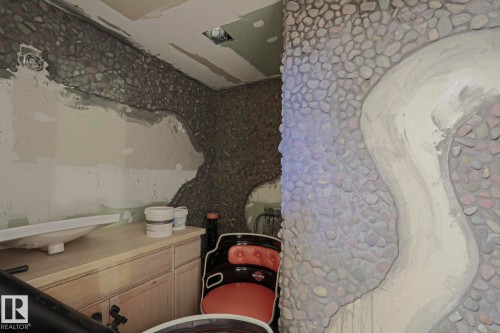 4506 154 Avenue Nw, Edmonton, AB - Indoor Photo Showing Bathroom