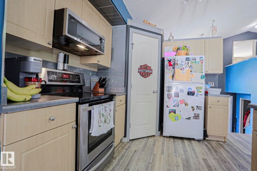 4506 154 Avenue Nw, Edmonton, AB - Indoor Photo Showing Kitchen