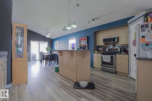 4506 154 Avenue Nw, Edmonton, AB - Indoor Photo Showing Kitchen