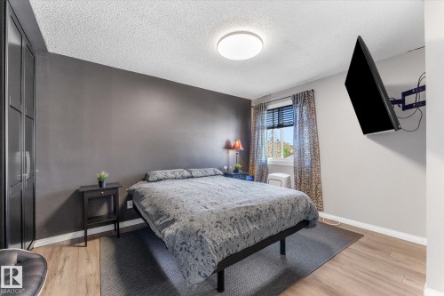 281 Lancaster Terrace Nw, Edmonton, AB - Indoor Photo Showing Bedroom