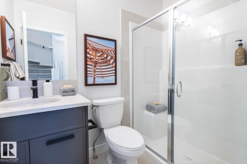 5316 Hawthorn Close Sw, Edmonton, AB - Indoor Photo Showing Bathroom