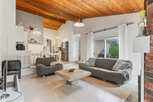 190 Westridge Road Nw, Edmonton, AB - Indoor Photo Showing Living Room