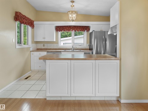 14719 62 Street Nw, Edmonton, AB - Indoor Photo Showing Kitchen