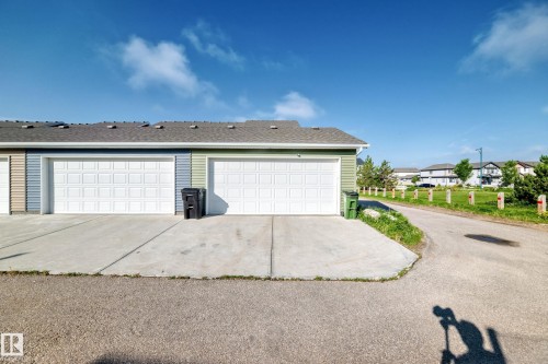 Attached two-car garage with concrete driveway - 1929 24 Street Nw, Edmonton, AB - Outdoor