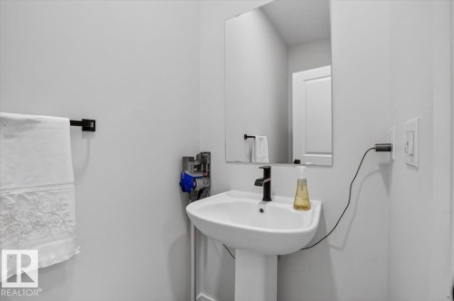 22830 82A Avenue Nw, Edmonton, AB - Indoor Photo Showing Bathroom