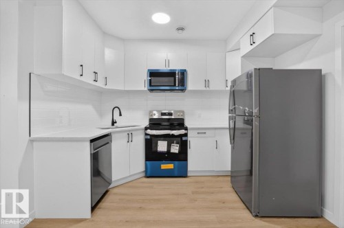 22830 82A Avenue Nw, Edmonton, AB - Indoor Photo Showing Kitchen