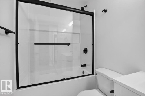 22830 82A Avenue Nw, Edmonton, AB - Indoor Photo Showing Bathroom