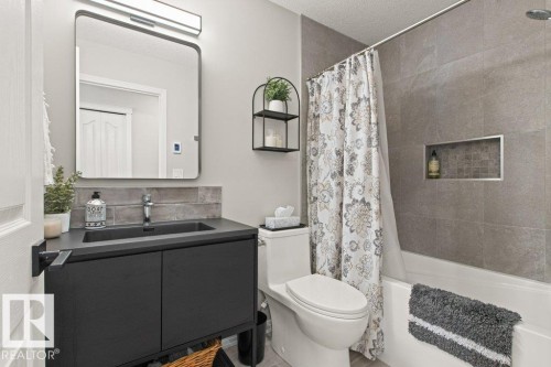 501 Byrne Crescent Sw, Edmonton, AB - Indoor Photo Showing Bathroom