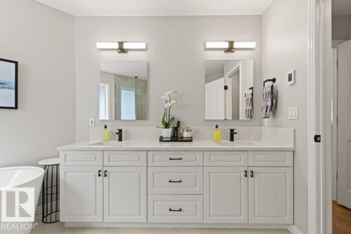 501 Byrne Crescent Sw, Edmonton, AB - Indoor Photo Showing Bathroom