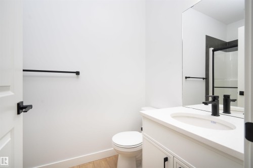6255 29 Avenue Sw, Edmonton, AB - Indoor Photo Showing Bathroom