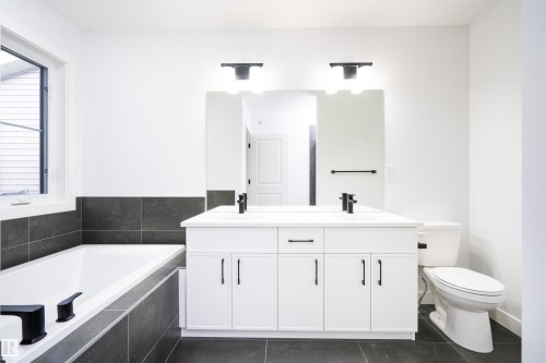 6255 29 Avenue Sw, Edmonton, AB - Indoor Photo Showing Bathroom