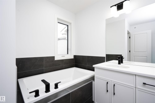6255 29 Avenue Sw, Edmonton, AB - Indoor Photo Showing Bathroom