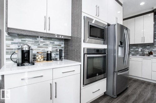 241 Westbrook Wynd, Fort Saskatchewan, AB - Indoor Photo Showing Kitchen With Upgraded Kitchen