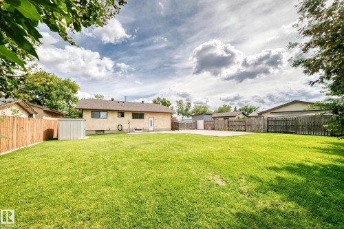 Expansive green lawn with a privacy fence - 16808 100 Street Nw, Edmonton, AB - Outdoor