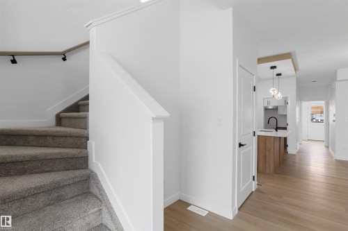 1563 211 Street Nw, Edmonton, AB - Indoor Photo Showing Other Room