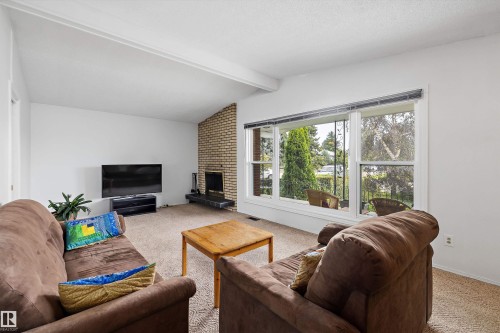 3616 109A Street Nw, Edmonton, AB - Indoor Photo Showing Living Room