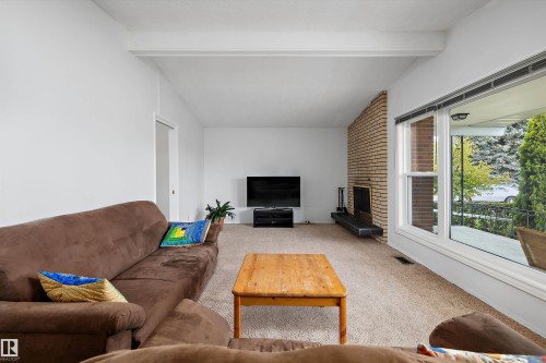3616 109A Street Nw, Edmonton, AB - Indoor Photo Showing Living Room