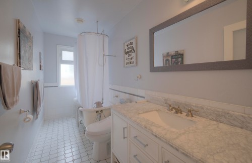 43 Westlake Drive, Spruce Grove, AB - Indoor Photo Showing Bathroom