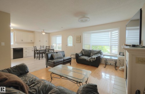 43 Westlake Drive, Spruce Grove, AB - Indoor Photo Showing Living Room