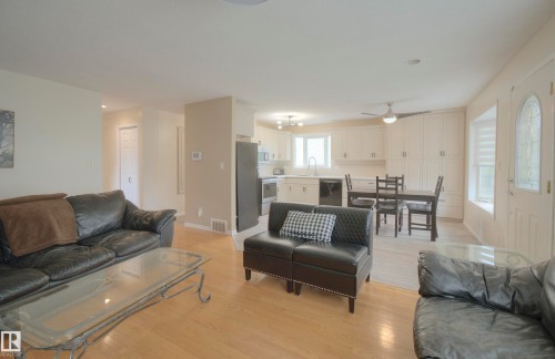 43 Westlake Drive, Spruce Grove, AB - Indoor Photo Showing Living Room