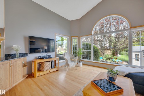 341 Burton Road Nw, Edmonton, AB - Indoor Photo Showing Living Room
