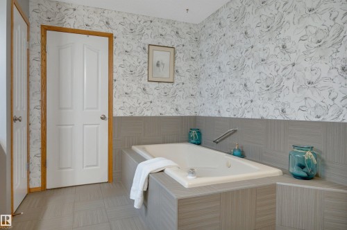 341 Burton Road Nw, Edmonton, AB - Indoor Photo Showing Bathroom