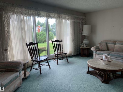 5301 48 Ave, Vegreville, AB - Indoor Photo Showing Living Room