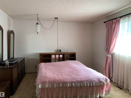 5301 48 Ave, Vegreville, AB - Indoor Photo Showing Bedroom