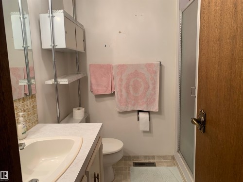 5301 48 Ave, Vegreville, AB - Indoor Photo Showing Bathroom