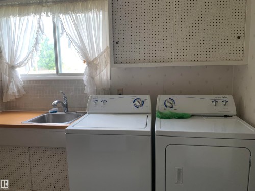 5301 48 Ave, Vegreville, AB - Indoor Photo Showing Laundry Room