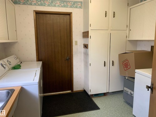 5301 48 Ave, Vegreville, AB - Indoor Photo Showing Laundry Room