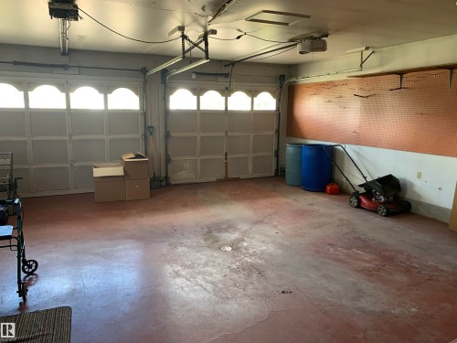 5301 48 Ave, Vegreville, AB - Indoor Photo Showing Garage