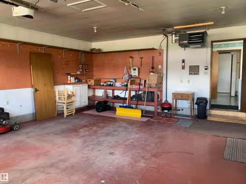 5301 48 Ave, Vegreville, AB - Indoor Photo Showing Garage