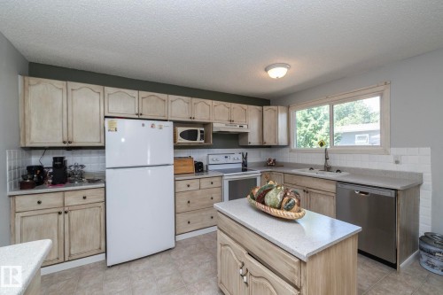 3608 44 Street, Leduc, AB - Indoor Photo Showing Kitchen