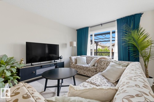 13536 164 Avenue Nw, Edmonton, AB - Indoor Photo Showing Living Room