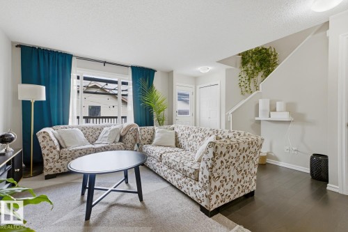 13536 164 Avenue Nw, Edmonton, AB - Indoor Photo Showing Living Room