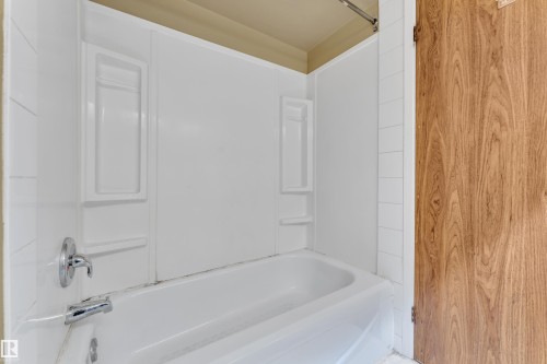#608 10149 Saskatchewan Dr Nw, Edmonton, AB - Indoor Photo Showing Bathroom