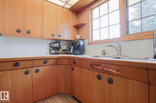77 Sunset Boulevard, St. Albert, AB - Indoor Photo Showing Kitchen With Double Sink