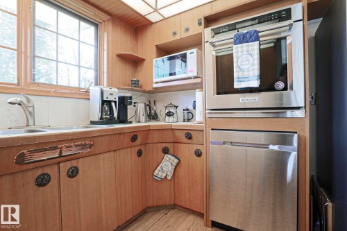 77 Sunset Boulevard, St. Albert, AB - Indoor Photo Showing Kitchen With Double Sink