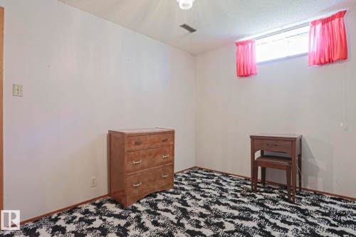 77 Sunset Boulevard, St. Albert, AB - Indoor Photo Showing Bedroom