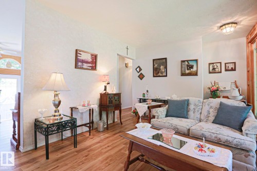 77 Sunset Boulevard, St. Albert, AB - Indoor Photo Showing Living Room
