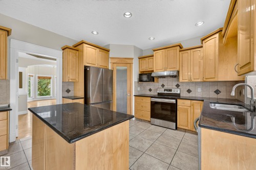 7111 169 Avenue Nw, Edmonton, AB - Indoor Photo Showing Kitchen