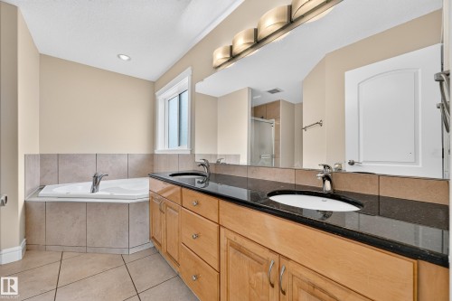 7111 169 Avenue Nw, Edmonton, AB - Indoor Photo Showing Bathroom