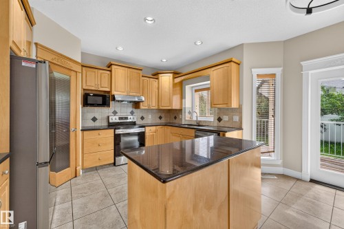 7111 169 Avenue Nw, Edmonton, AB - Indoor Photo Showing Kitchen