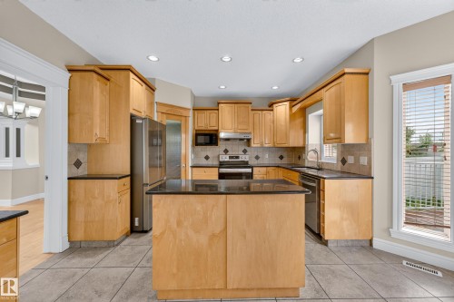 7111 169 Avenue Nw, Edmonton, AB - Indoor Photo Showing Kitchen