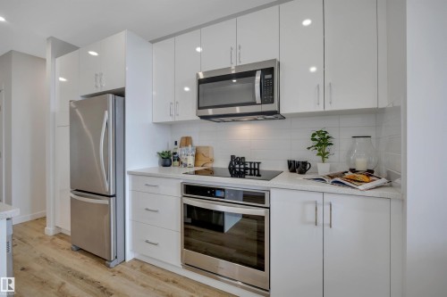 #410 11503 76 Av Nw, Edmonton, AB - Indoor Photo Showing Kitchen With Upgraded Kitchen