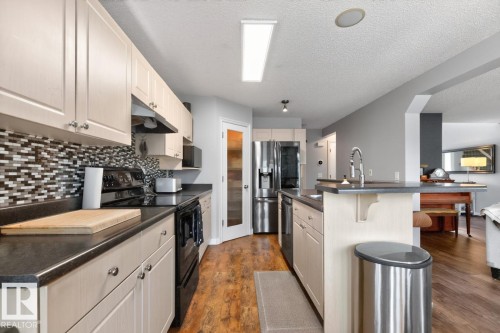 10 Douglas Crescent, Leduc, AB - Indoor Photo Showing Kitchen With Upgraded Kitchen